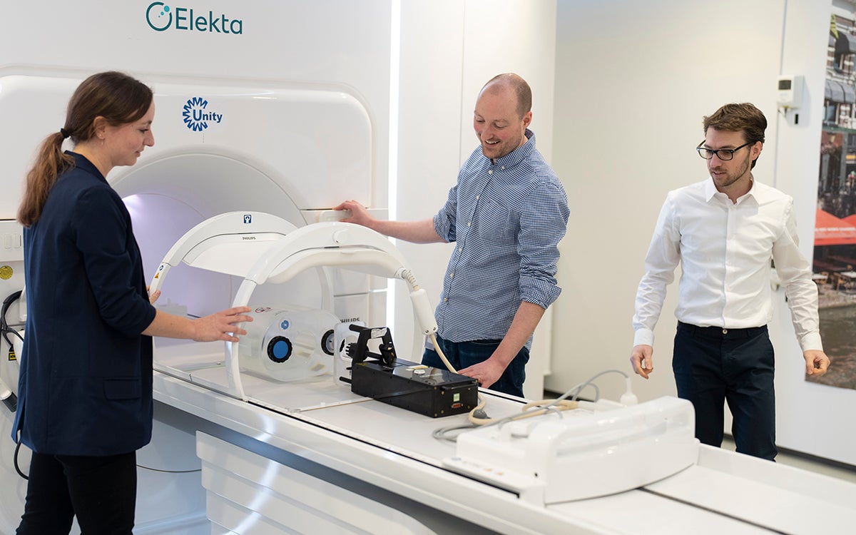 Onderzoekers bij het MR-Linac apparaat