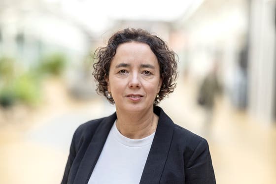 Een foto van Ynte Ruigrij die een zwarte jas draagt en in de gang staat van het ziekenhuis