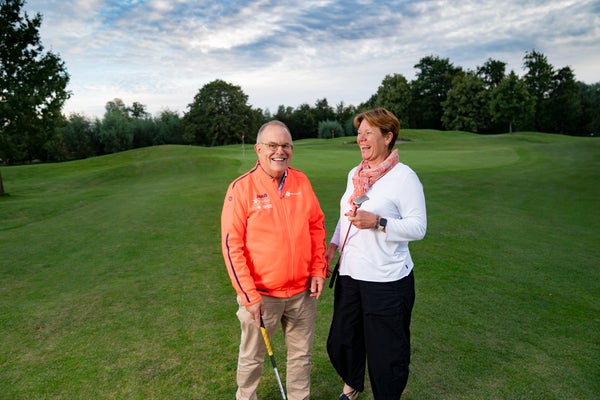 Frank en Katinka op de golfbaan
