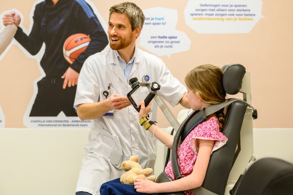 Bart Bartels tijdens het helpen van een kind