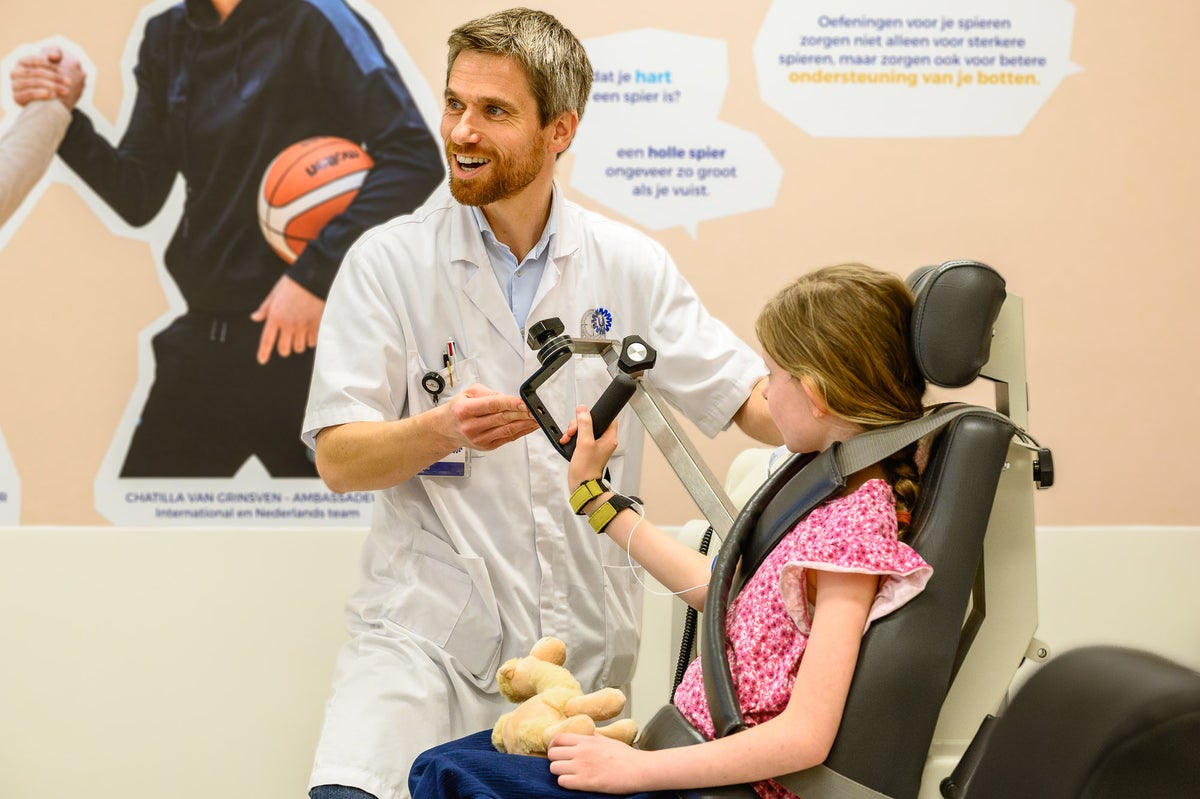 Bart Bartels tijdens het helpen van een kind