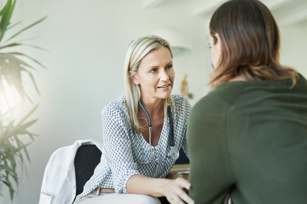 arts in gesprek met een mevrouw