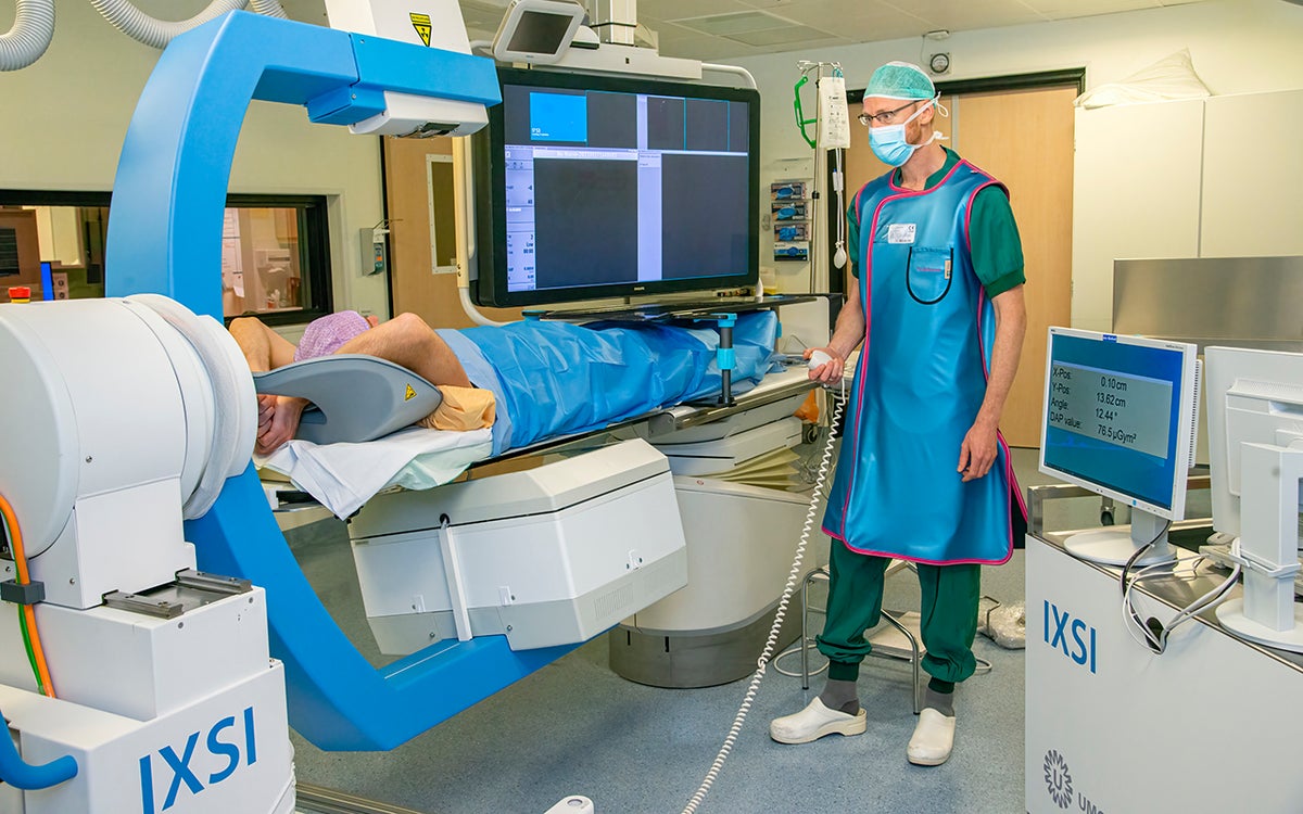 Patiënt op onderzoekstafel met C-boog