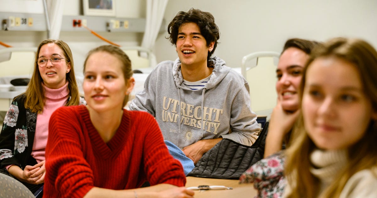 Een groep studenten aan een tafel