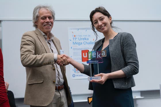 Arno Hoes feliciteerd Julia Berezutskaya van het UMC Utrecht, met ‘Alphabet’ winnaar van de Ureka Mega Challenge 2025.