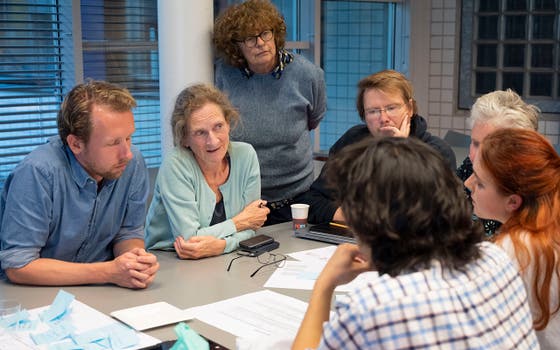 Groep docenten en studenten bespreken van het curriculum