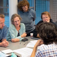 Groep docenten en studenten bespreken van het curriculum