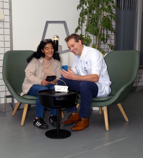 Patiënt en arts kijken samen naar telefoon