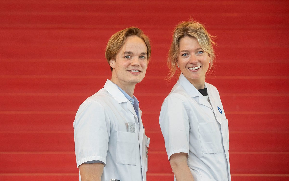 Twee onderzoekers voor een rode trap