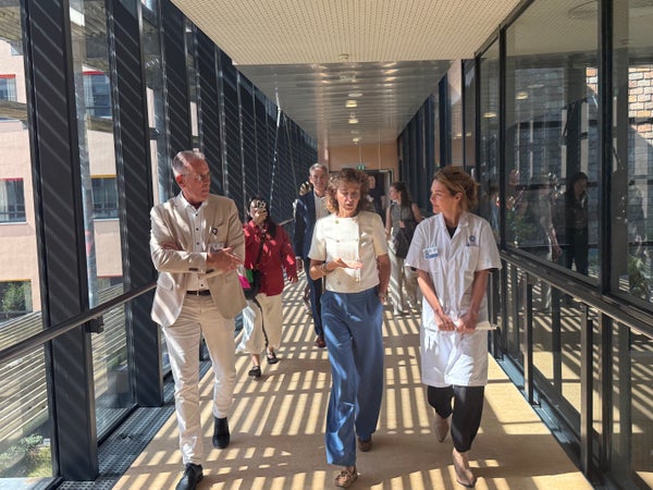 Minister Sophie Hermans, kinderlongart Sophie Cohen en moeder Tiara Grootfaam in gesprek over vapen.