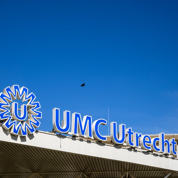 Gebouw van het UMC Utrecht met het logo op de gevel. 
