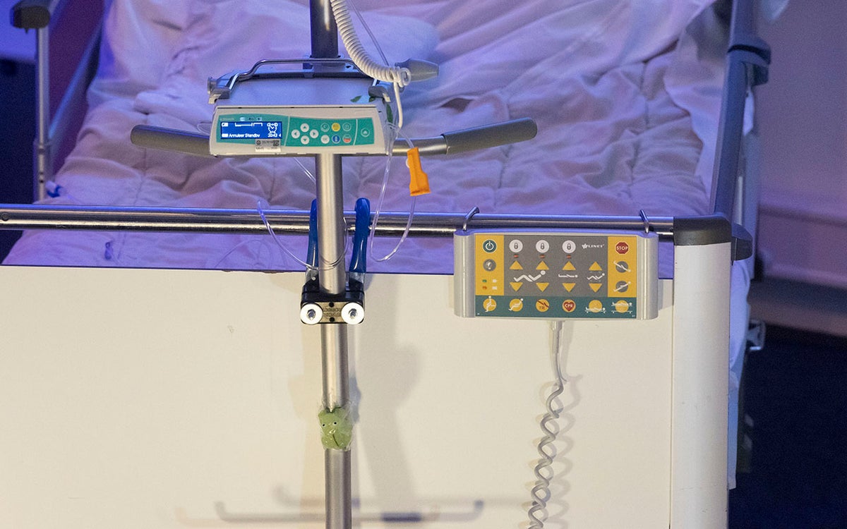 Infuuspaal aan het bed