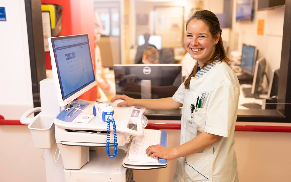Eline de Kok voor een computer