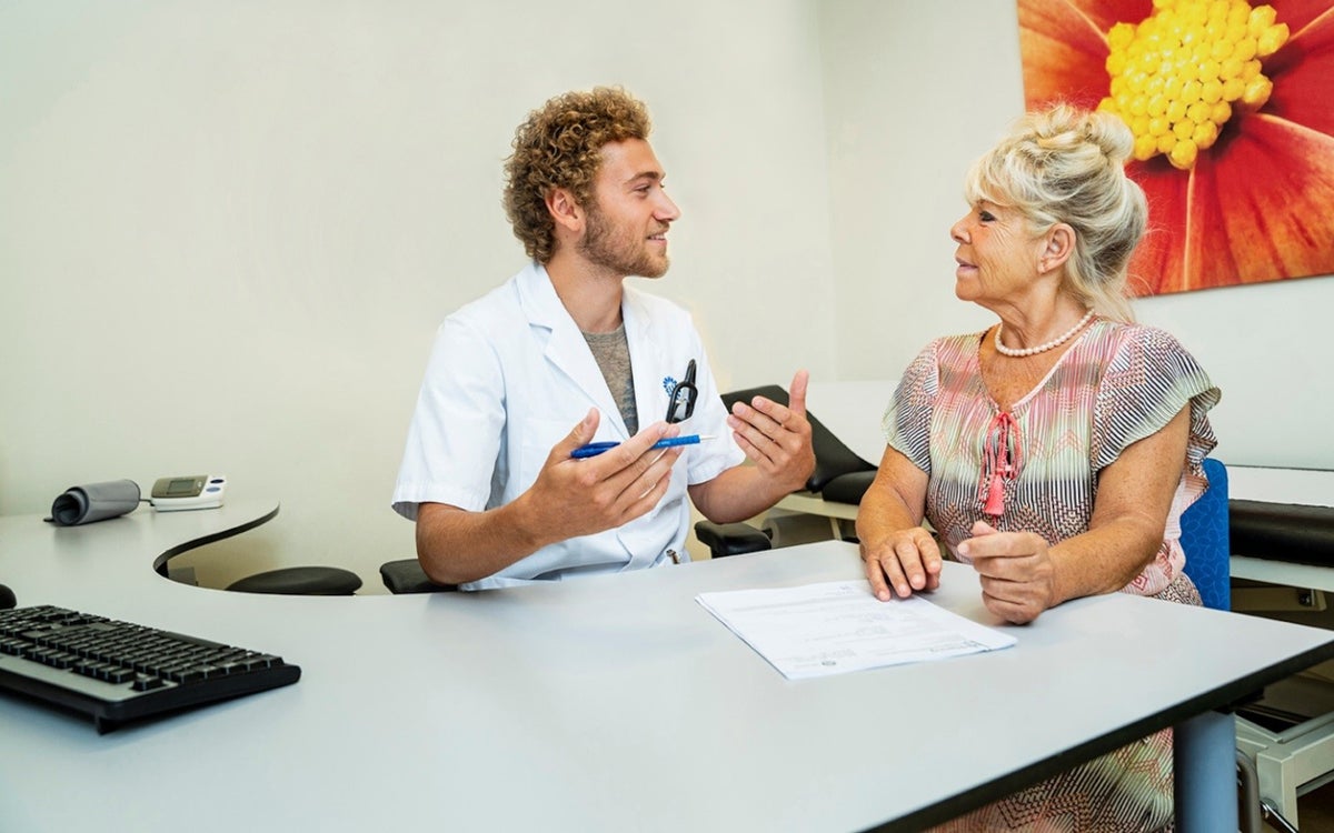 Zorgverlener in gesprek met oudere vrouw