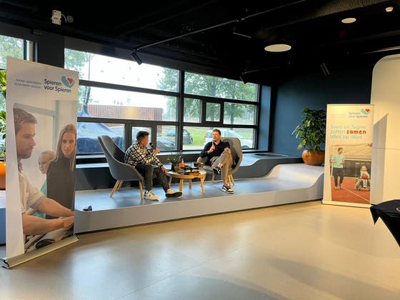 Janick van de Kamp en Sven Kramer bij de opening van het Inspanningslab (WKZ).