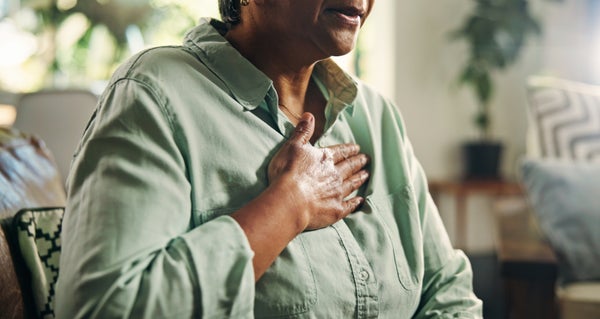 Een vrouw met haar hand op haar borst
