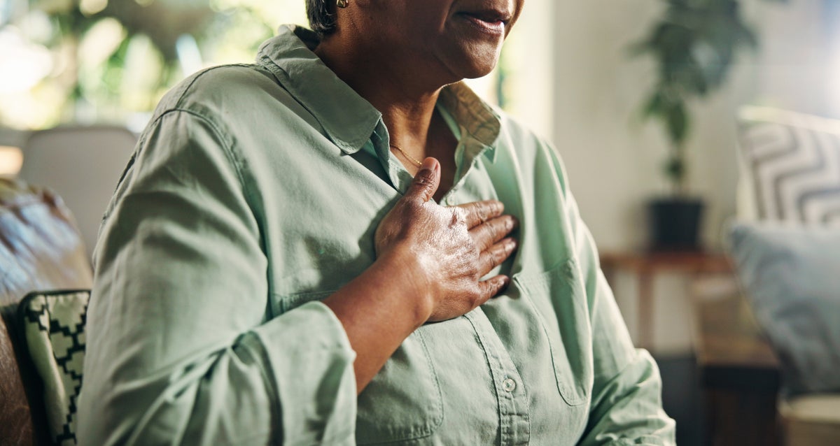 Een vrouw met haar hand op haar borst