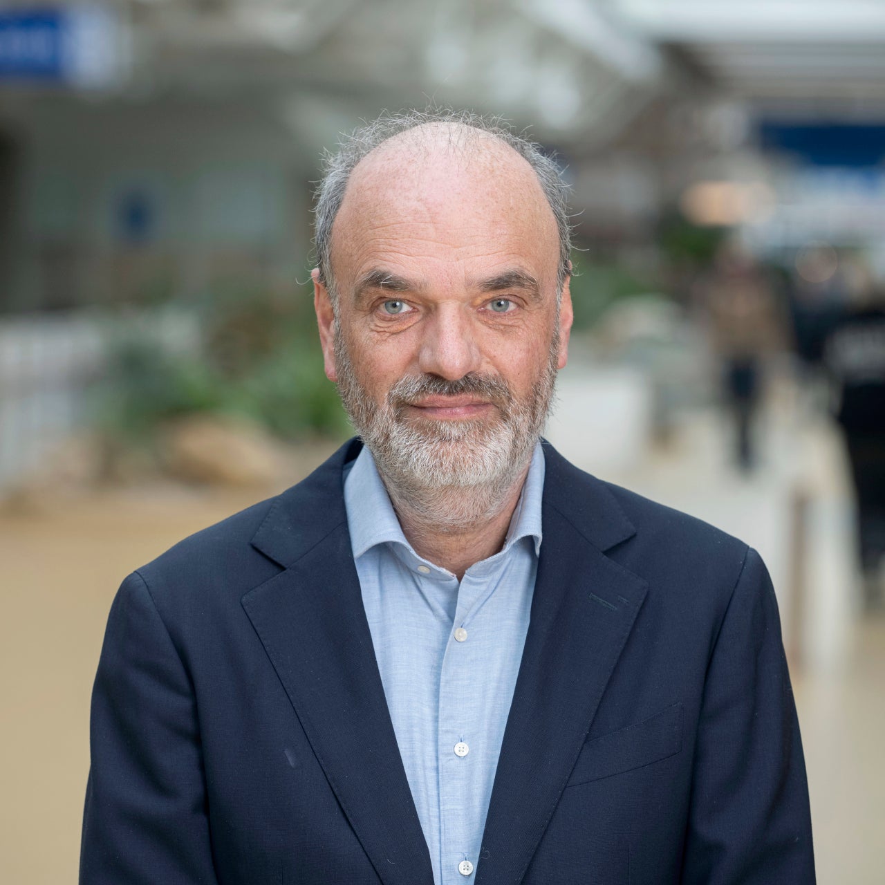 Portret van adviseur patiëntenparticipatie Casper Schoemaker, oprichter van X&X en 'Medische dubbeltalenten'.