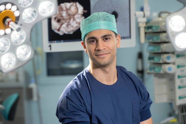 Portret van Dara Niknejad in de operatiekamer.