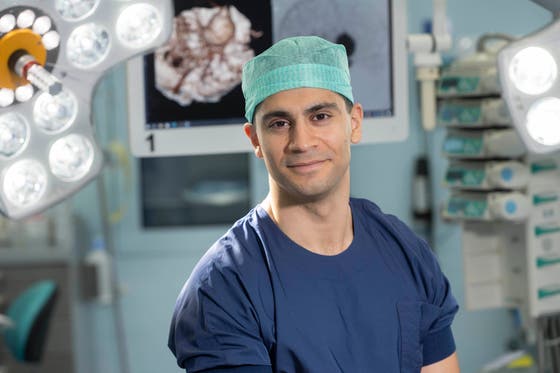 Portret van Dara Niknejad in de operatiekamer.