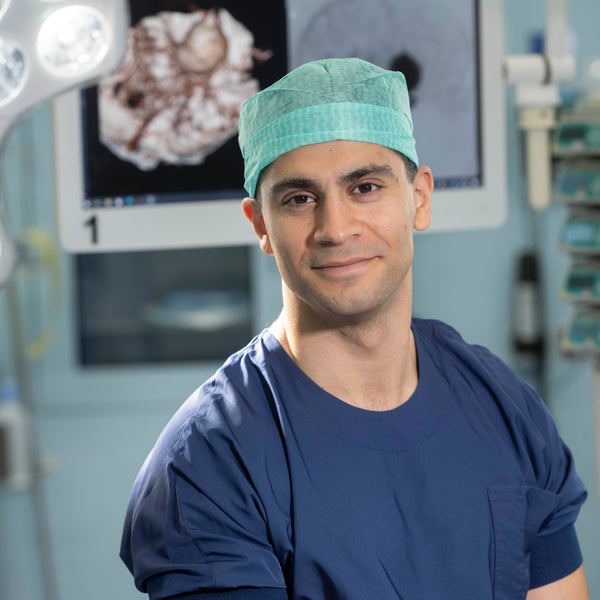 Portret van Dara Niknejad in de operatiekamer.