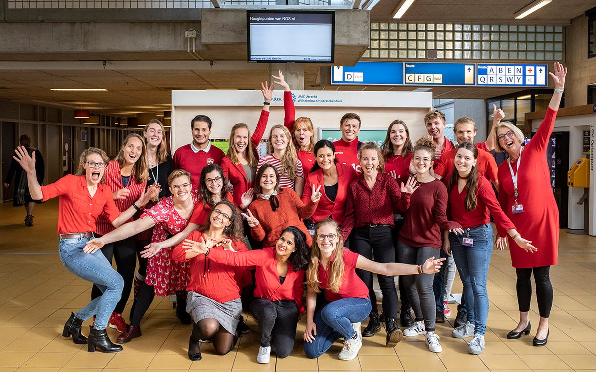Zorgverleners van het UMC Utrecht zijn in het rood gekleed voor Dress Red Day.