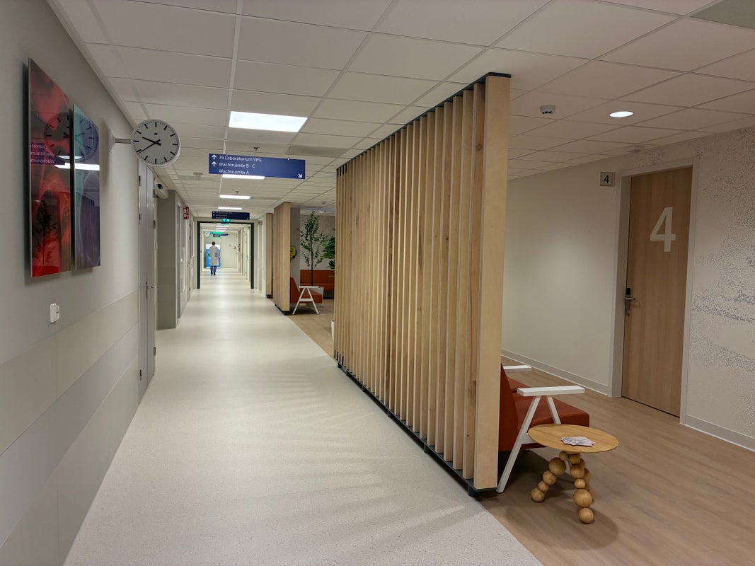 Gang en wachtkamer in het nieuwe behandelcentrum voortplantingsgeneeskunde