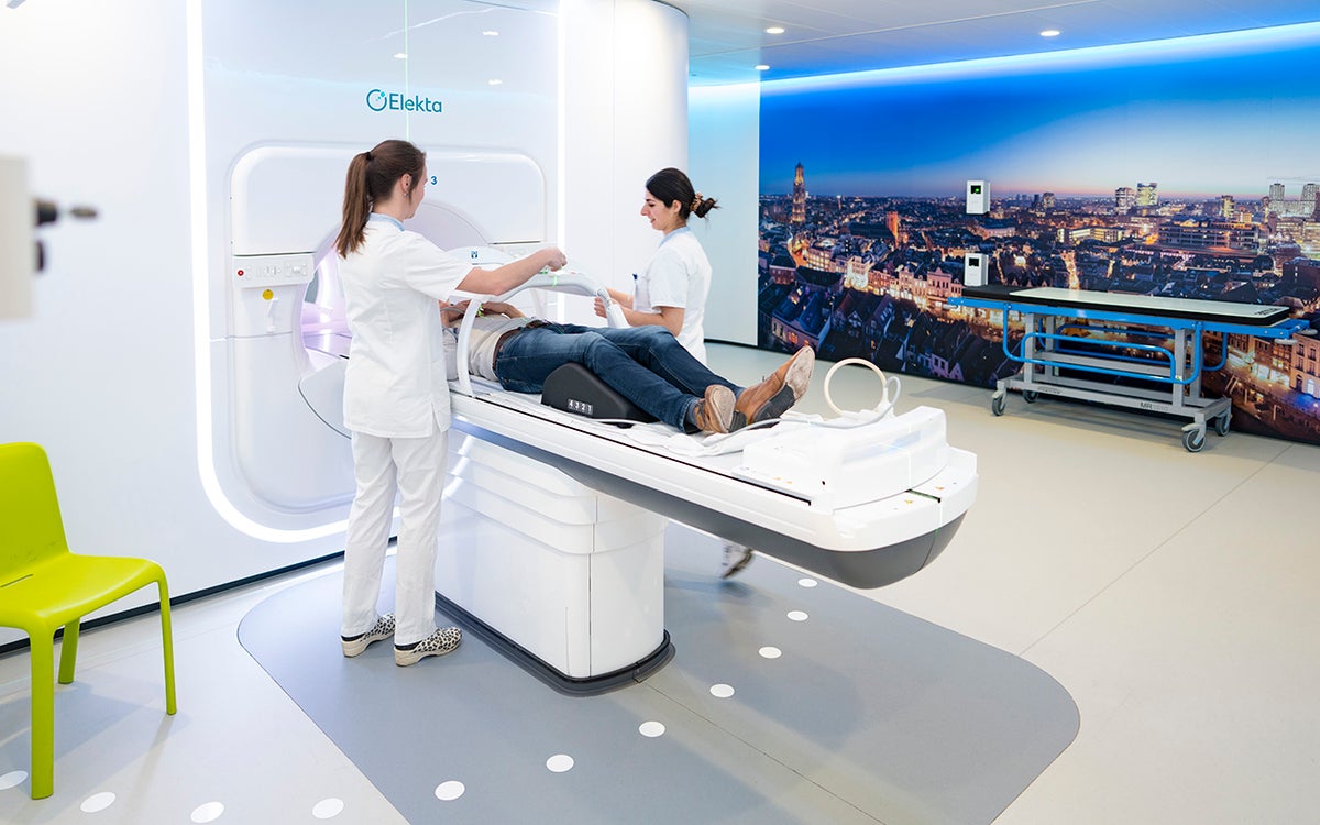 Verpleegkundigen bereiden patiënt voor op behandeling in de MR-linac