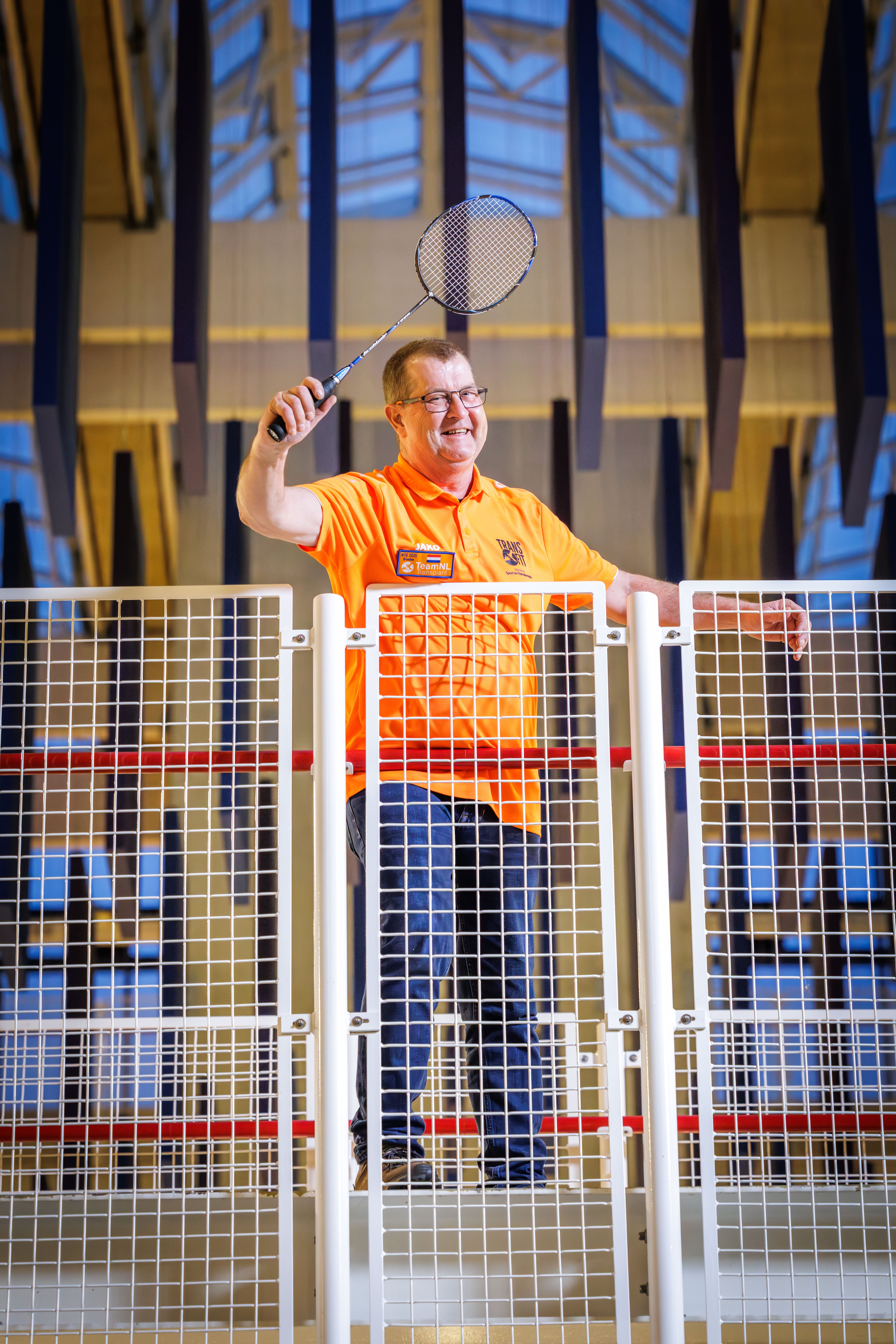 Marcel met badmintonracket verticaal