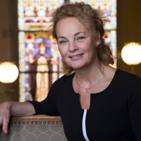 Annet van Royen zit op een bankje