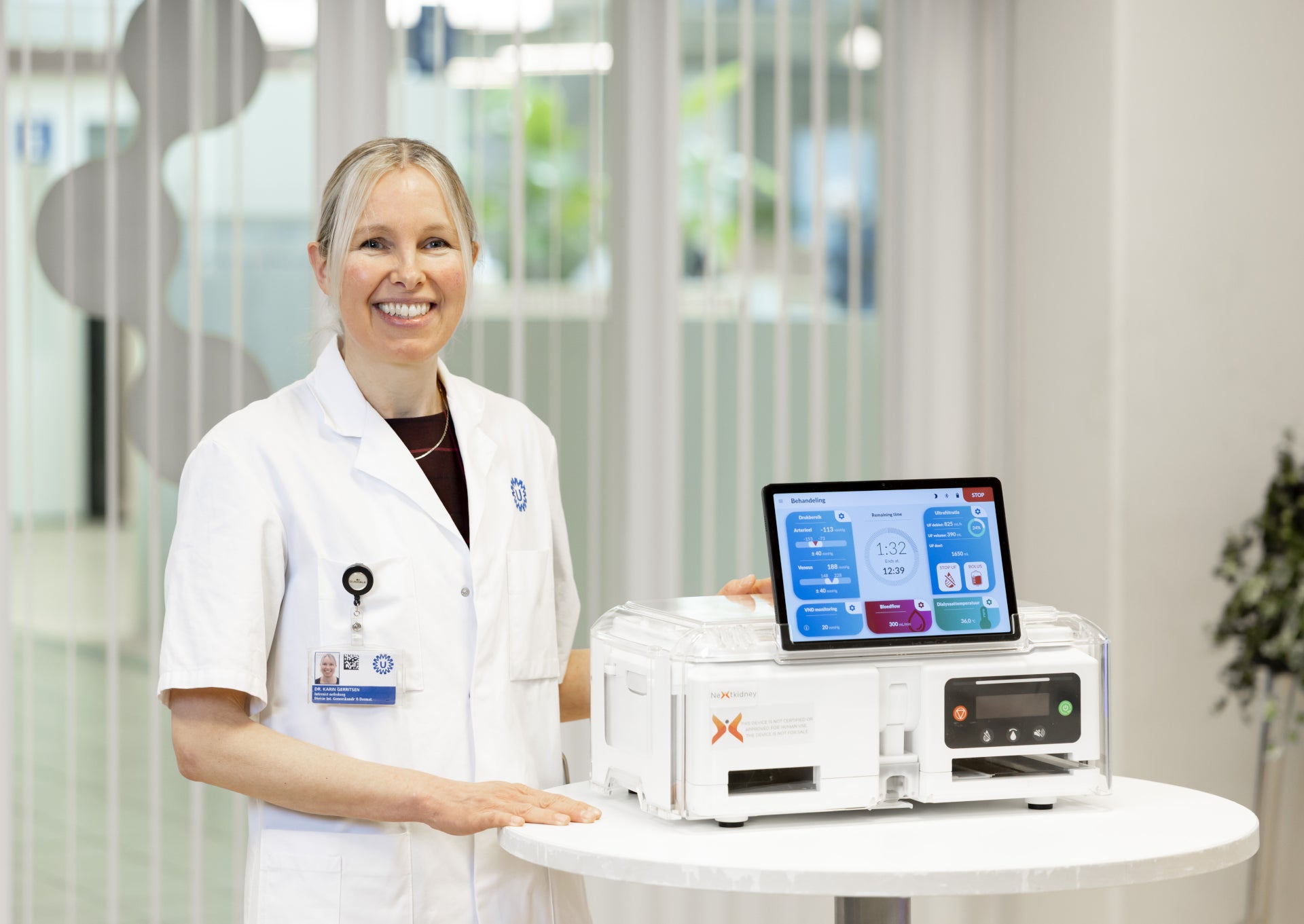 Karin Gerritsen, nefroloog, bij een NeoKidney apparaat
