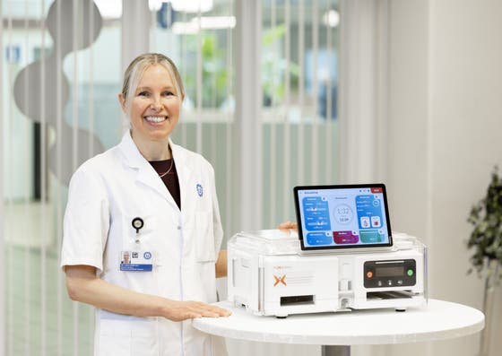 Karin Gerritsen, nefroloog, bij een NeoKidney apparaat