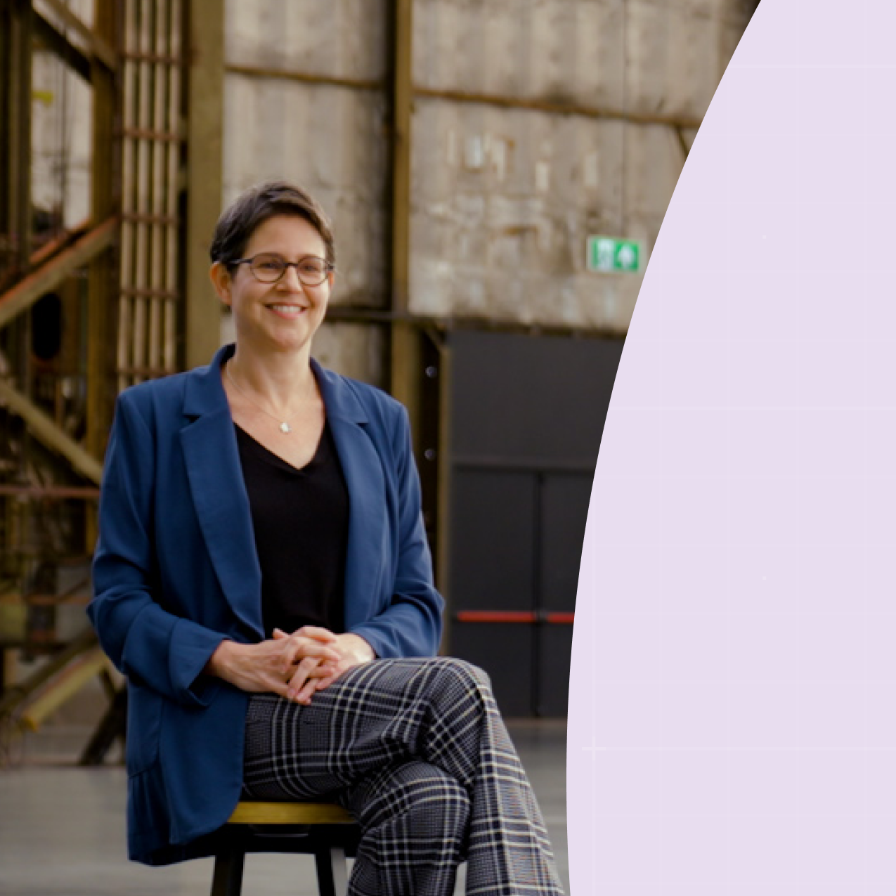 Femke van Wijk zit op een hoge barkruk.