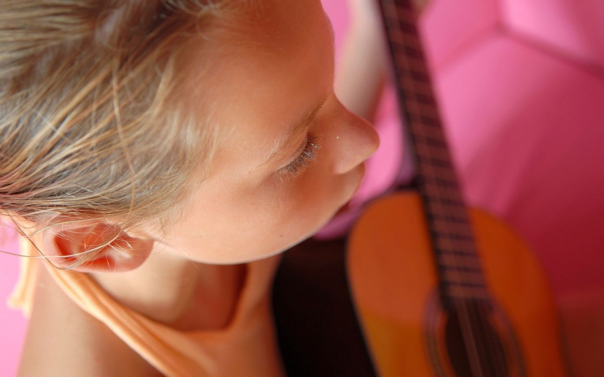 Een meisje met een gitaar