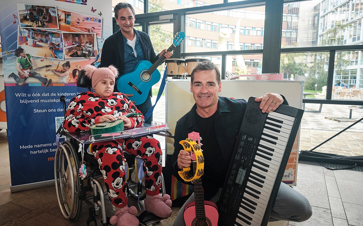 Jeroen van der Boom overhandigt trolley Muziekids
