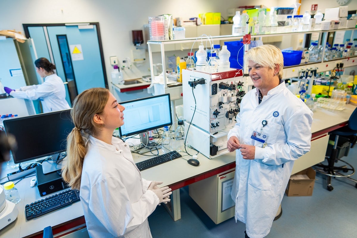 Jeanette Leusen en collega in laboratoriumjassen in het laboratorium.