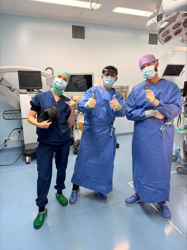 Assistente neurochirurgie Elisa Colombo, neurochirurg Tristan van Doormaal en OK-assistent Tjomme Schrijver in de operatiekamer.