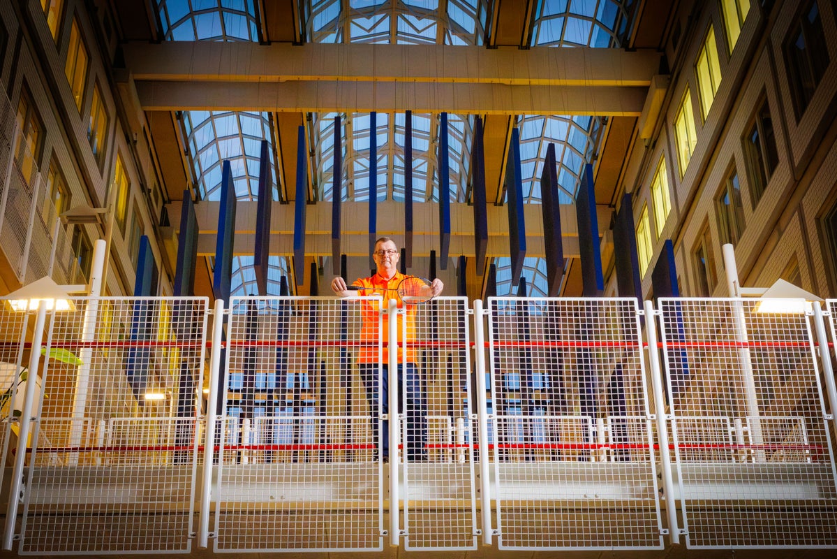 Marcel met badmintonracket horizontaal