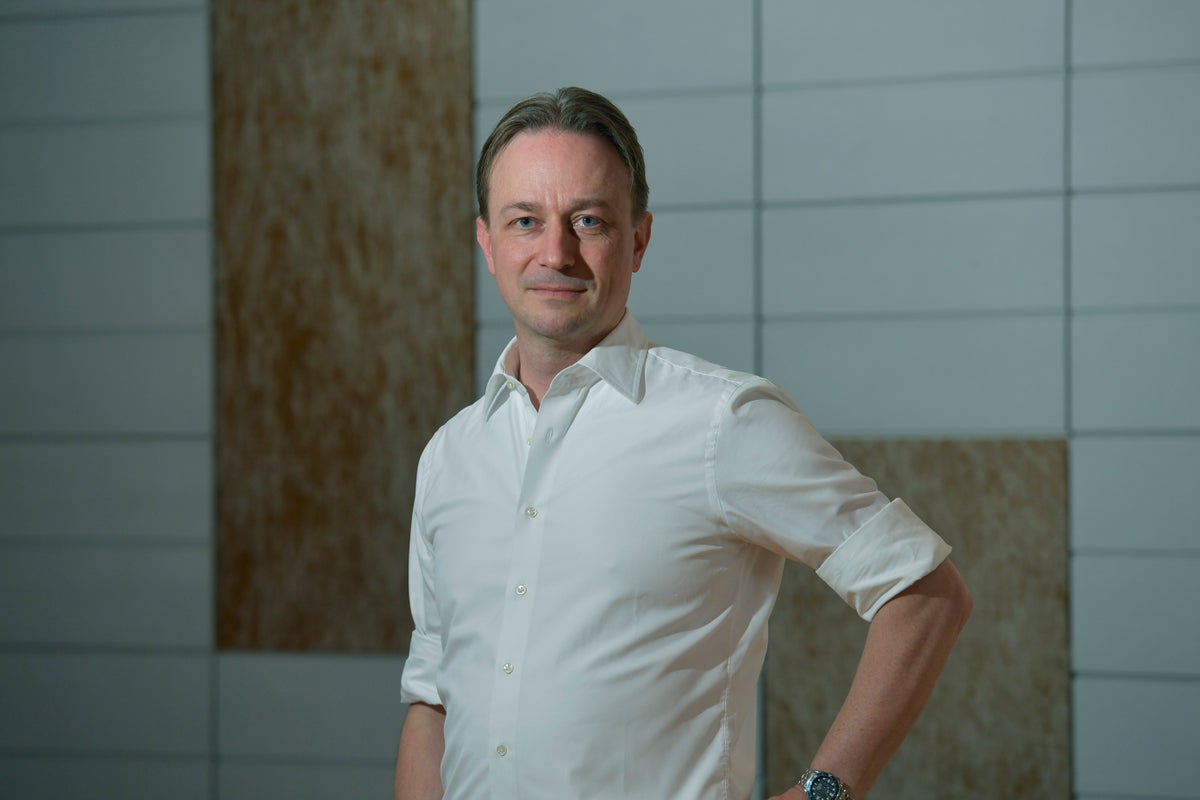 Jeroen Hagendoorn op de foto in een wit overhemd