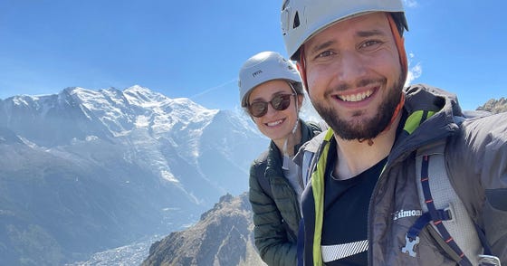 Tuğrul Irmak en zijn verloofde op de top van de berg Index.