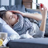 Persoon met griep op bed