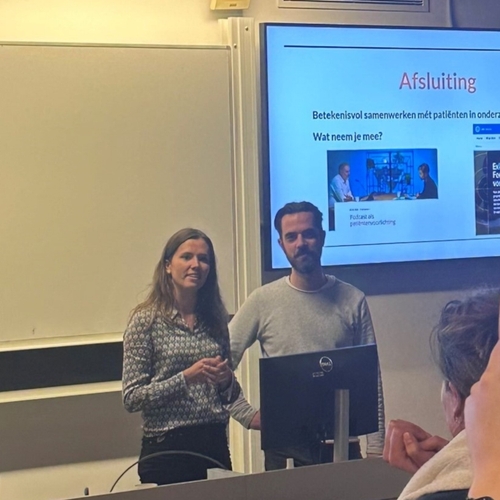 Anouk de Sain en ervaringsdeskundige Erik tijdens hun lezing.