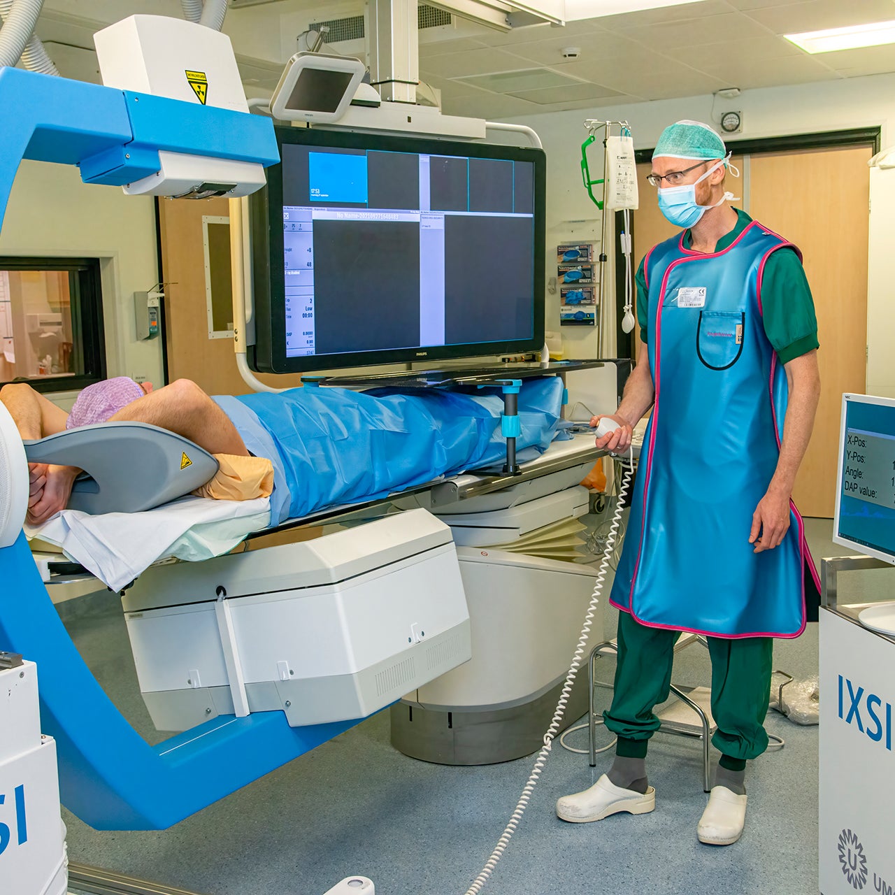 Patiënt op onderzoekstafel met C-boog