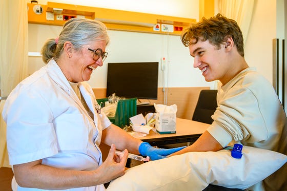 Een jongen krijgt een injectie van een vrouw