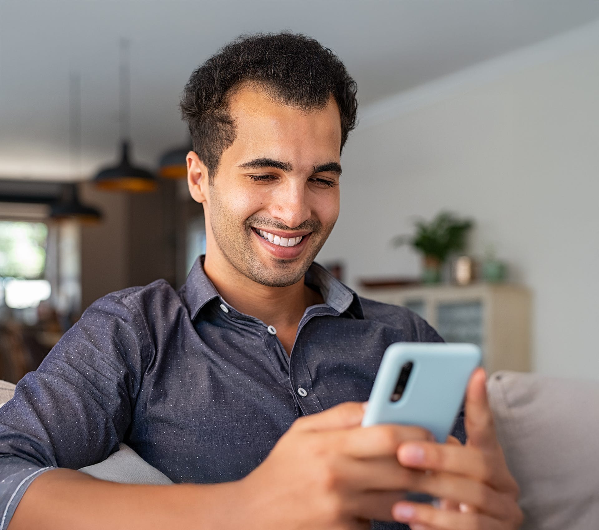 Man gebruikt smartphone