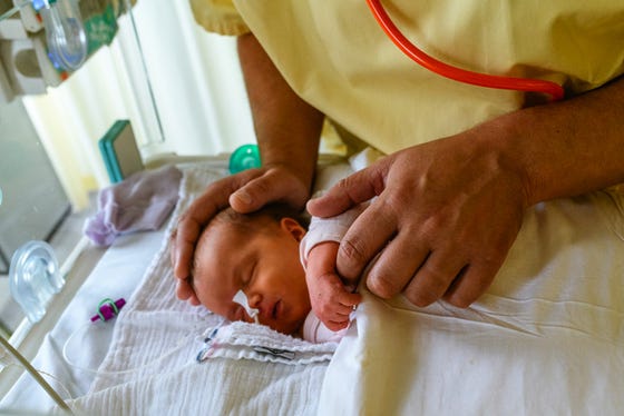 Slapende baby op de afdeling Neonatologie