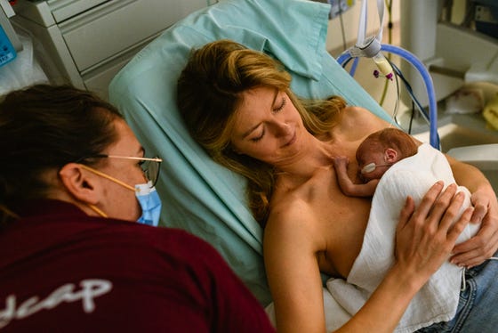 Moeder buidelt met pasgboren baby