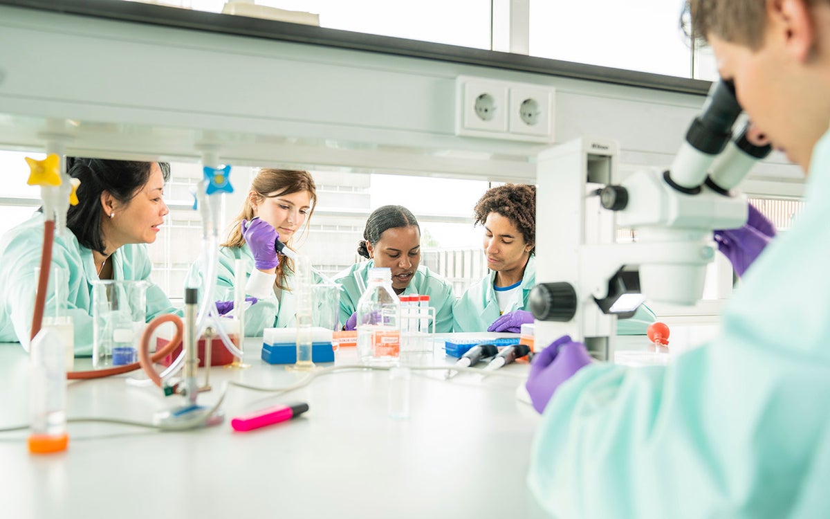 Een groep mensen in laboratoriumjassen