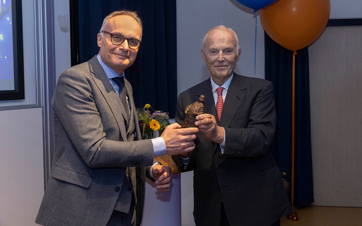 Henk van den Brink ontvangt Boerhaaveprijs van de heer Fentener van Vlissingen