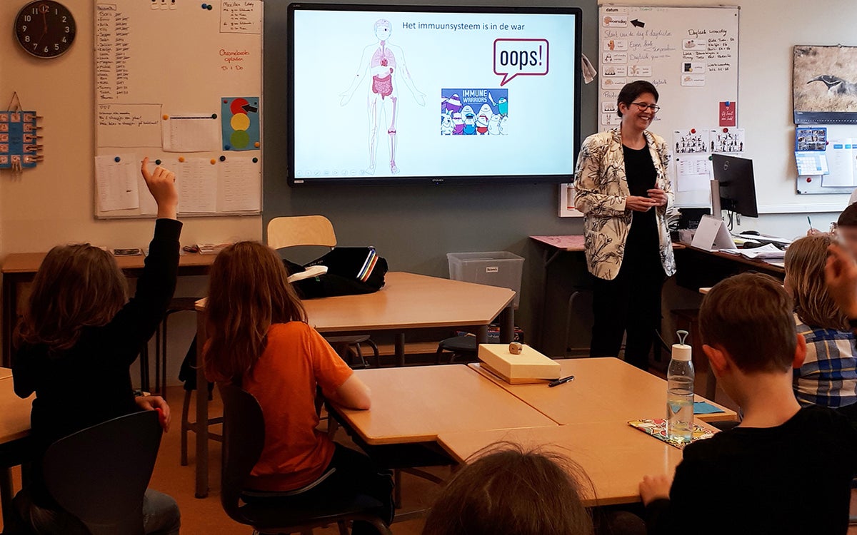 Hoogleraar in basisschool klas met kinderen